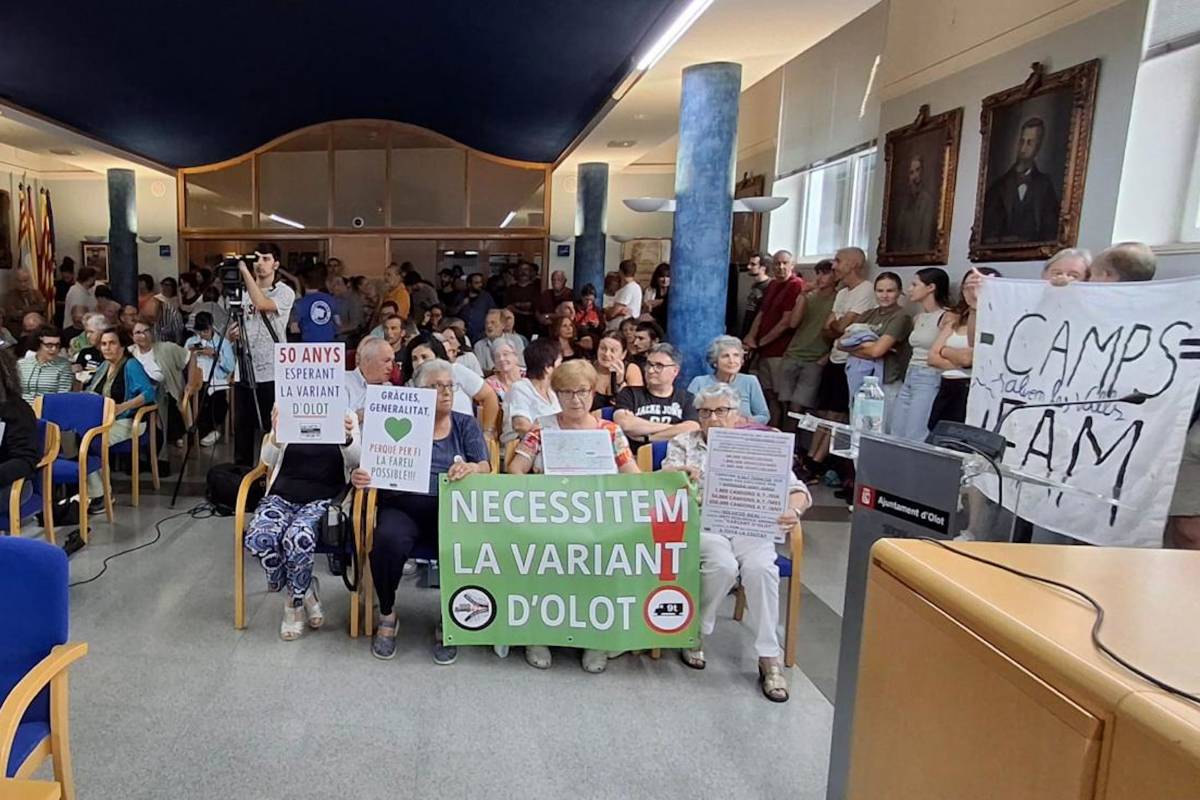Imatge del ple d'Olot amb veïns en contra de la variant i d'altres a favor. - ACN