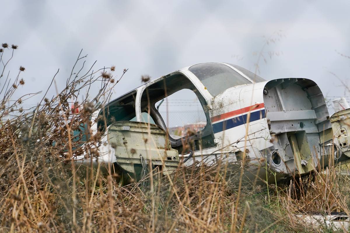 Una de les avionetes abandonades a l`aeroport de Sabadell, trencada - David Chao Una de les avionetes abandonades a l`aeroport de Sabadell, trencada