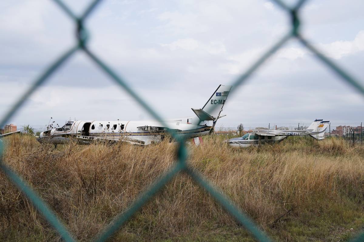 El cementiri d`avionetes abandonades de l`aeroport de Sabadell, vist des de fora - David Chao El cementiri d`avionetes abandonades de l`aeroport de Sabadell, vist des de fora