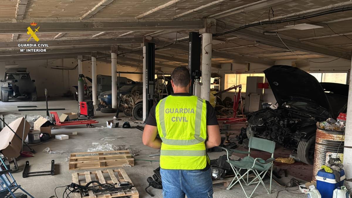 Enxampen un taller mecànic a Jesús que funcionava sense llicència en una granja avícola abandonada