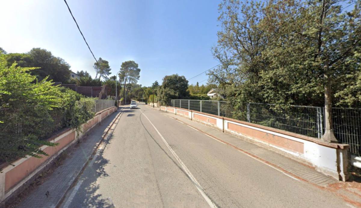 Talls de trànsit per les obres d’eixamplament del pont sobre la línia d'FGC a Bellaterra