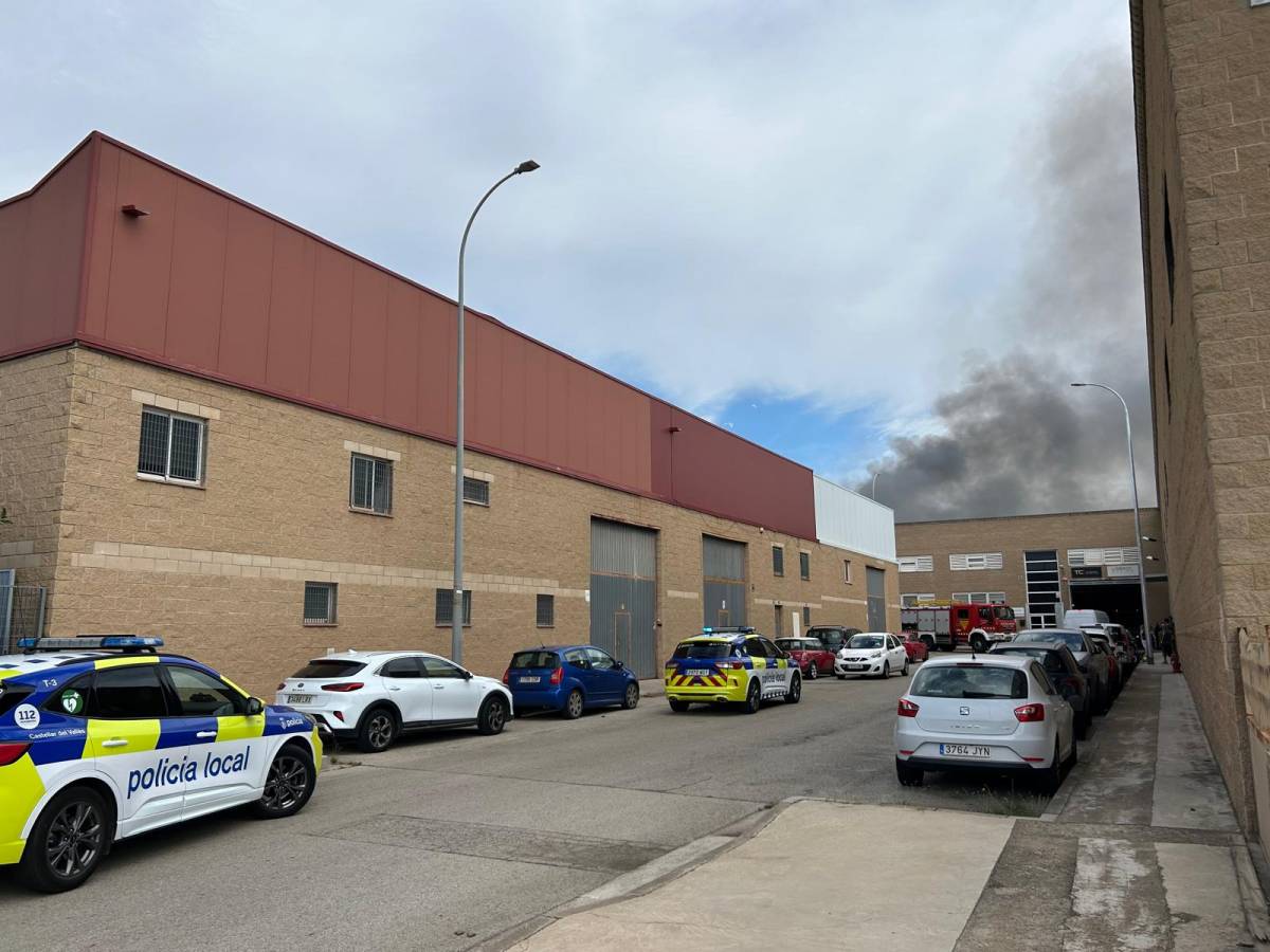 Un incendi crema una empresa al polígon industrial de Castellar
