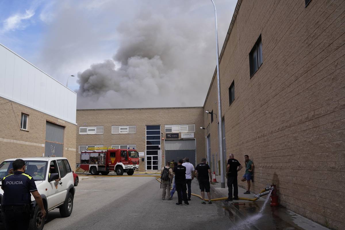 FOTOS | Un incendi crema una empresa al polígon industrial de Castellar