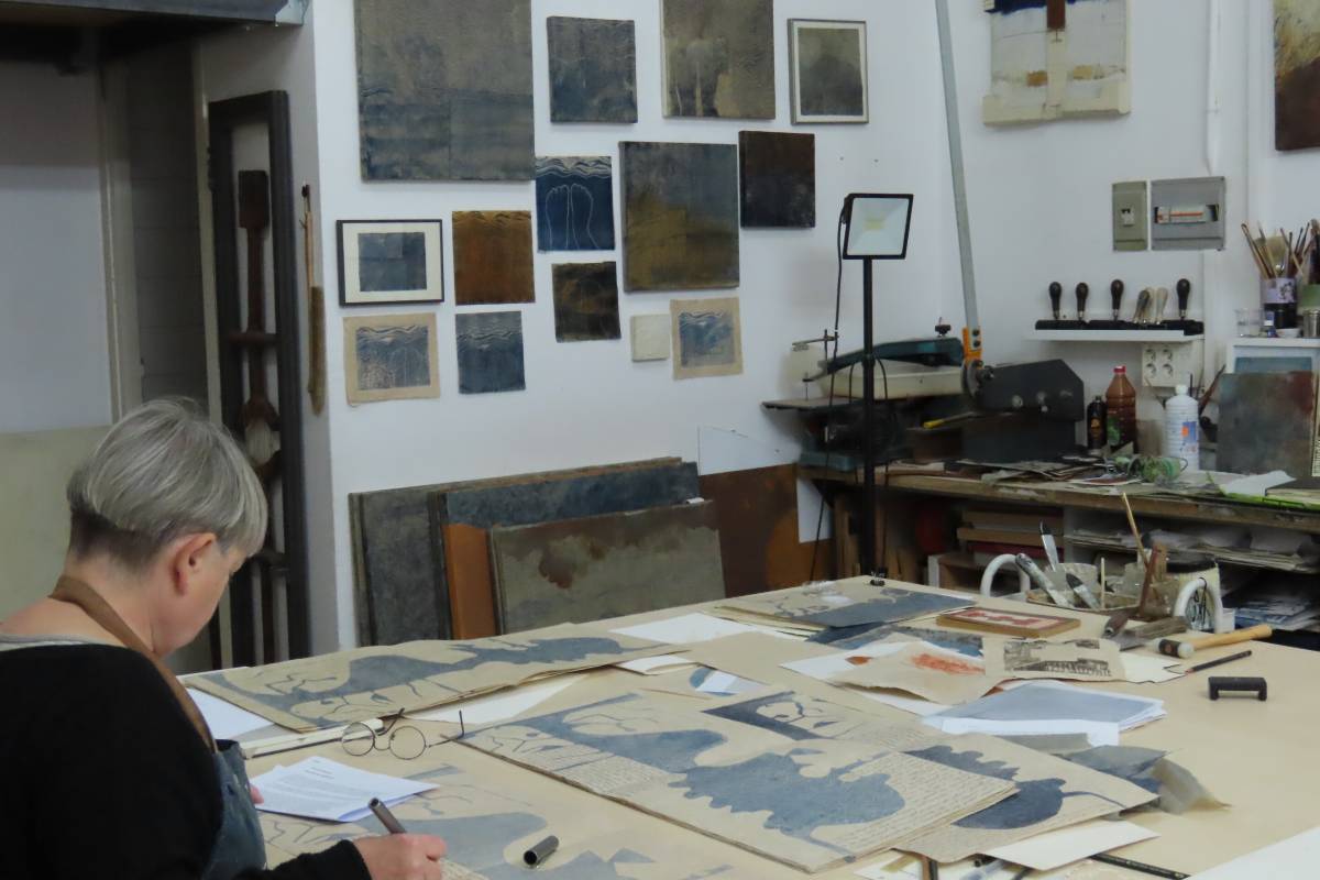 Assumpció Oristrell, al seu taller - 