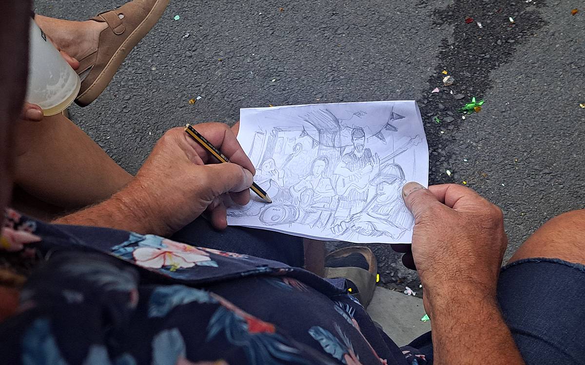 L`artista Txema Rico dibuixa els Vardo Wagon durant la seva actuació - Pere Fontanals L`artista Txema Rico dibuixa els Vardo Wagon durant la seva actuació