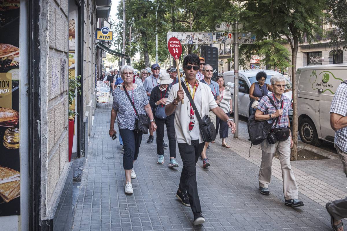 Un grup de turistes fent una visita guiada a Barcelona - ACN Un grup de turistes fent una visita guiada a Barcelona