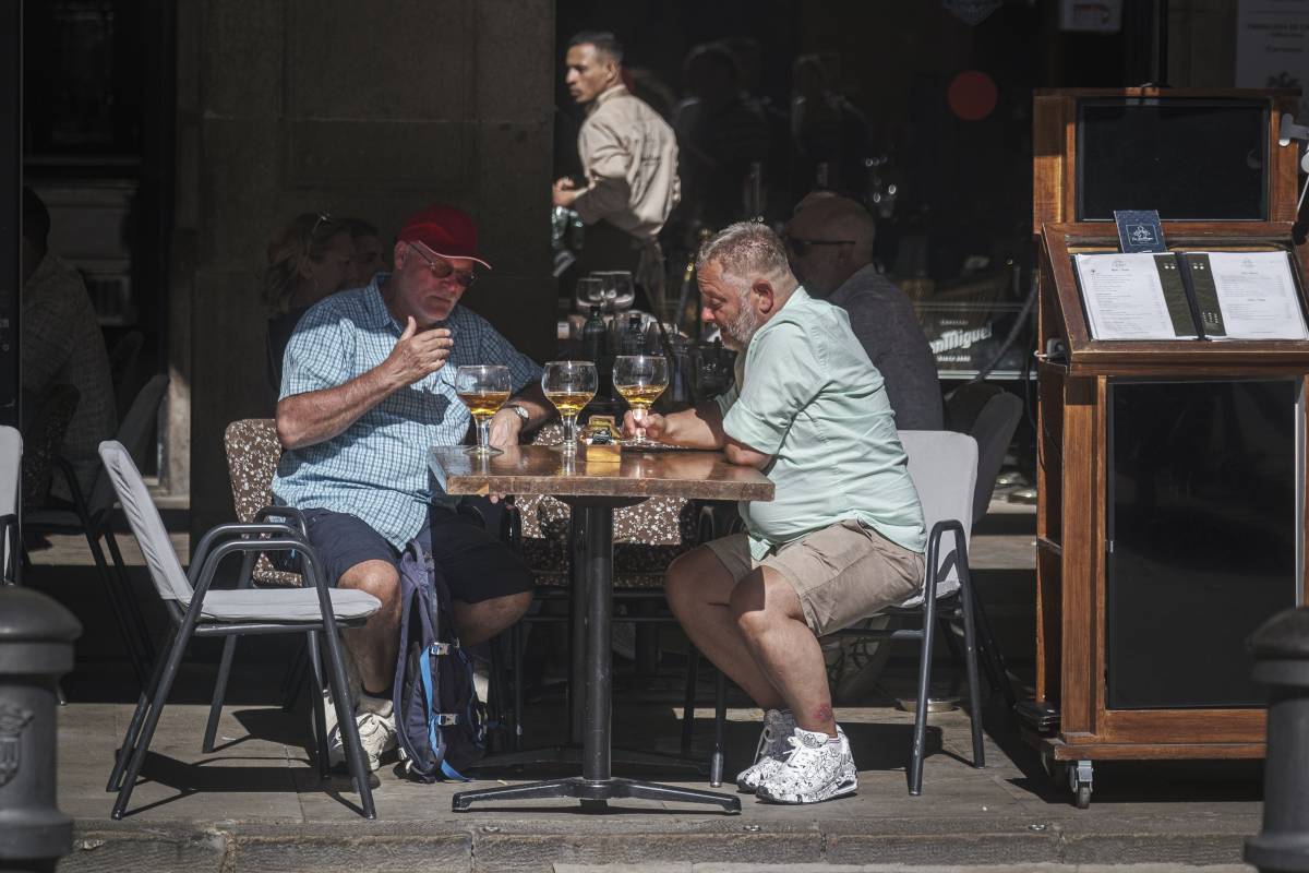 Turistes consumint en una terrassa de Barcelona - ACN Turistes consumint en una terrassa de Barcelona