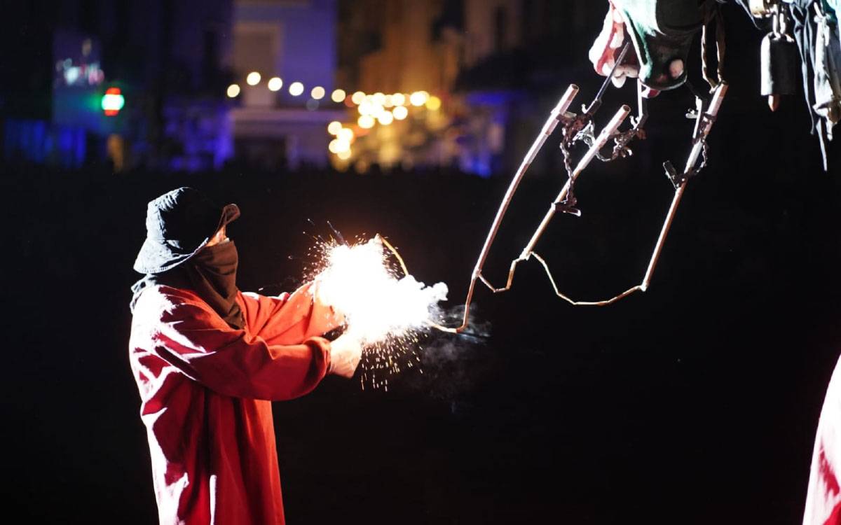 El Boc encén la plaça Major amb la Mostra del Correfoc