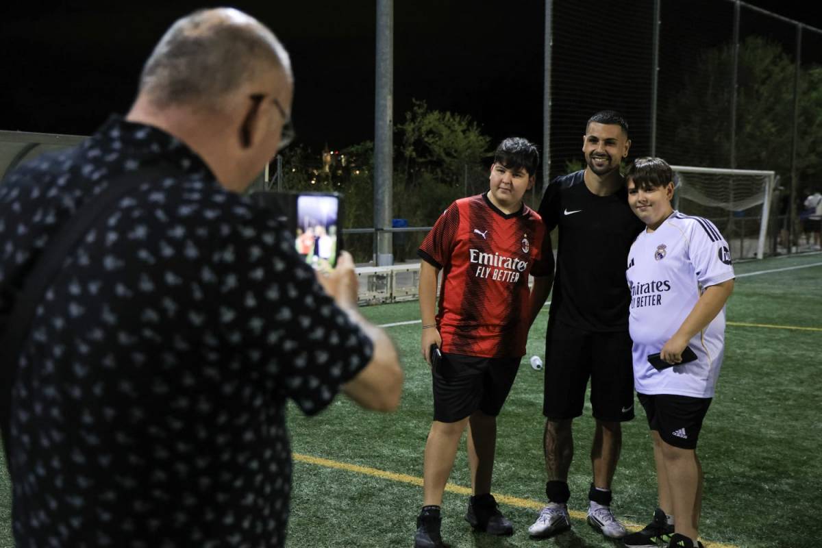 Ambient de festa pel partit a Torre-romeu - VÍCTOR CASTILLO Ambient de festa pel partit a Torre-romeu