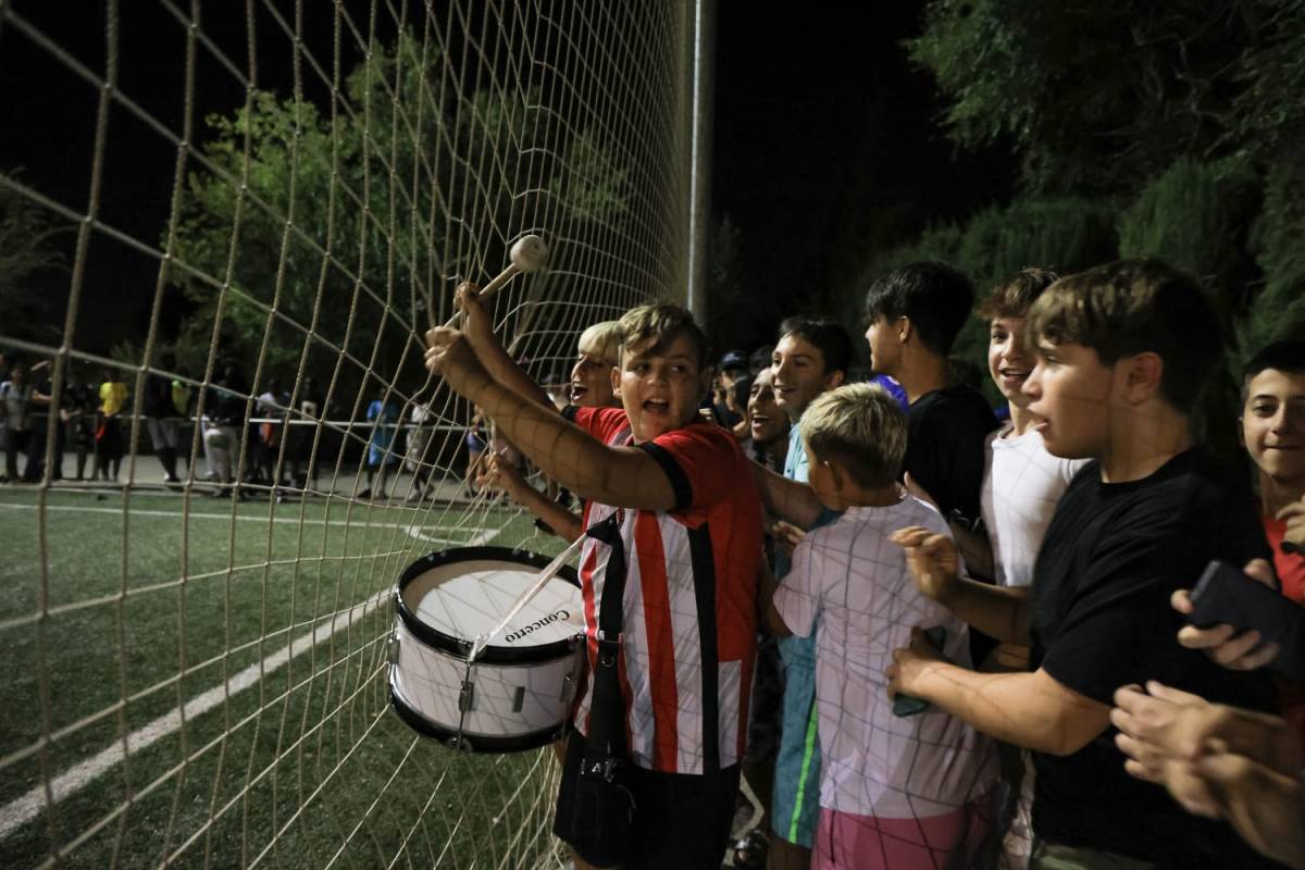 Ambient de festa pel partit a Torre-romeu - VÍCTOR CASTILLO Ambient de festa pel partit a Torre-romeu