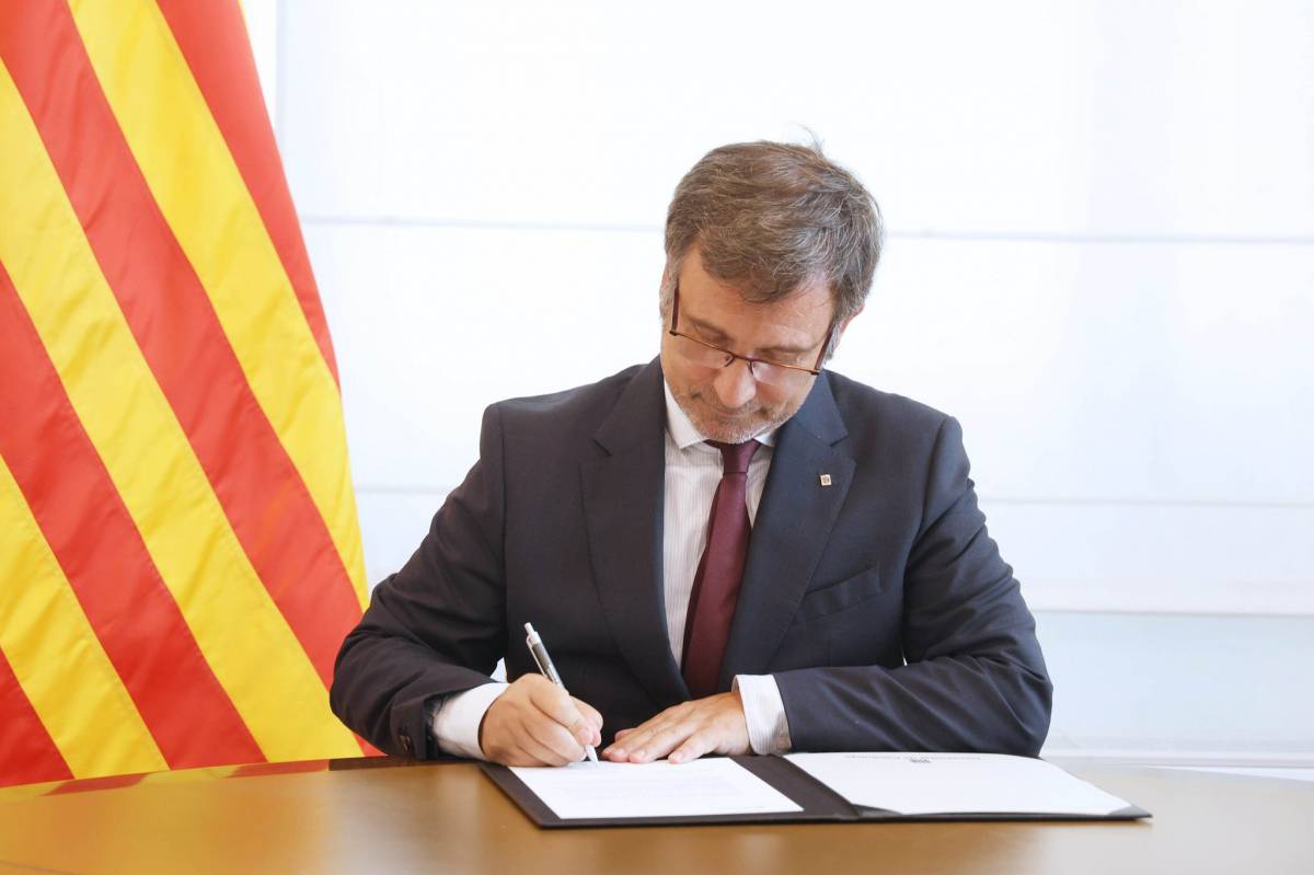 El Govern insta els ajuntaments a posar-se les piles amb el català