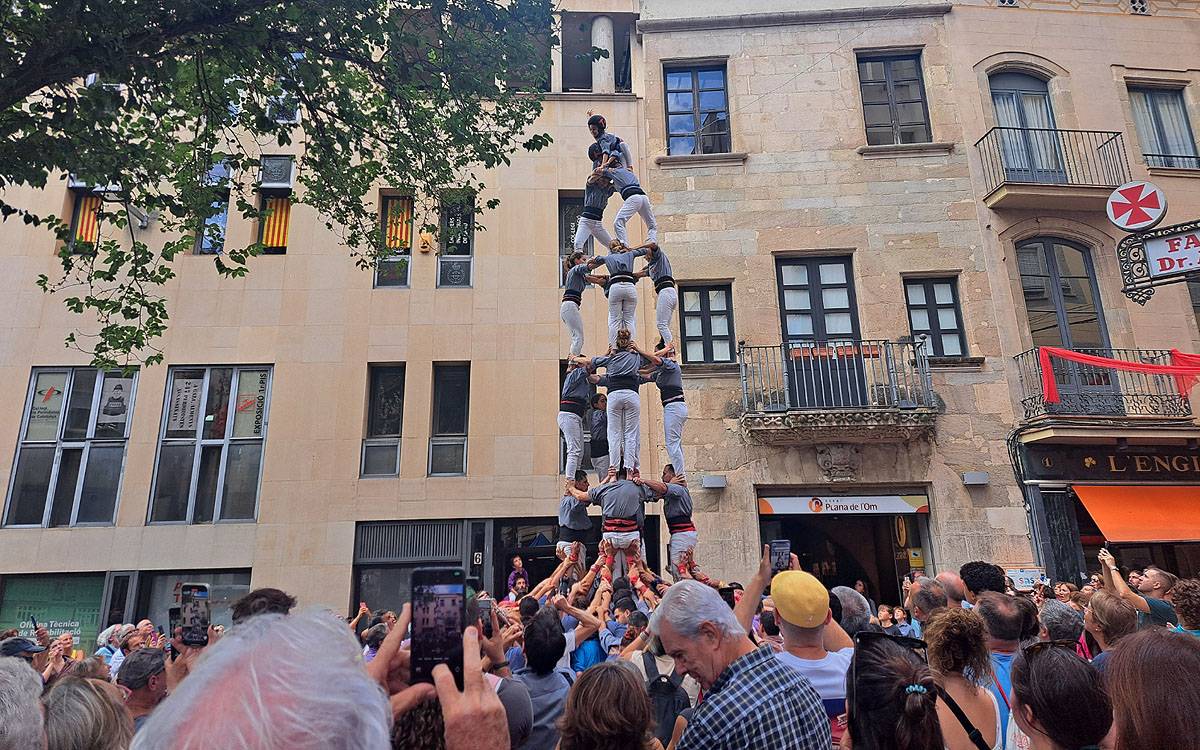 Els Tirallongues alcen un 4 de 8 imponent a la diada castellera de Festa Major