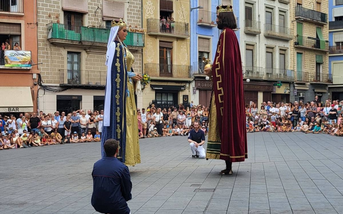 La imatgeria de Manresa torna a lluir en la tradicional ballada de Festa Major