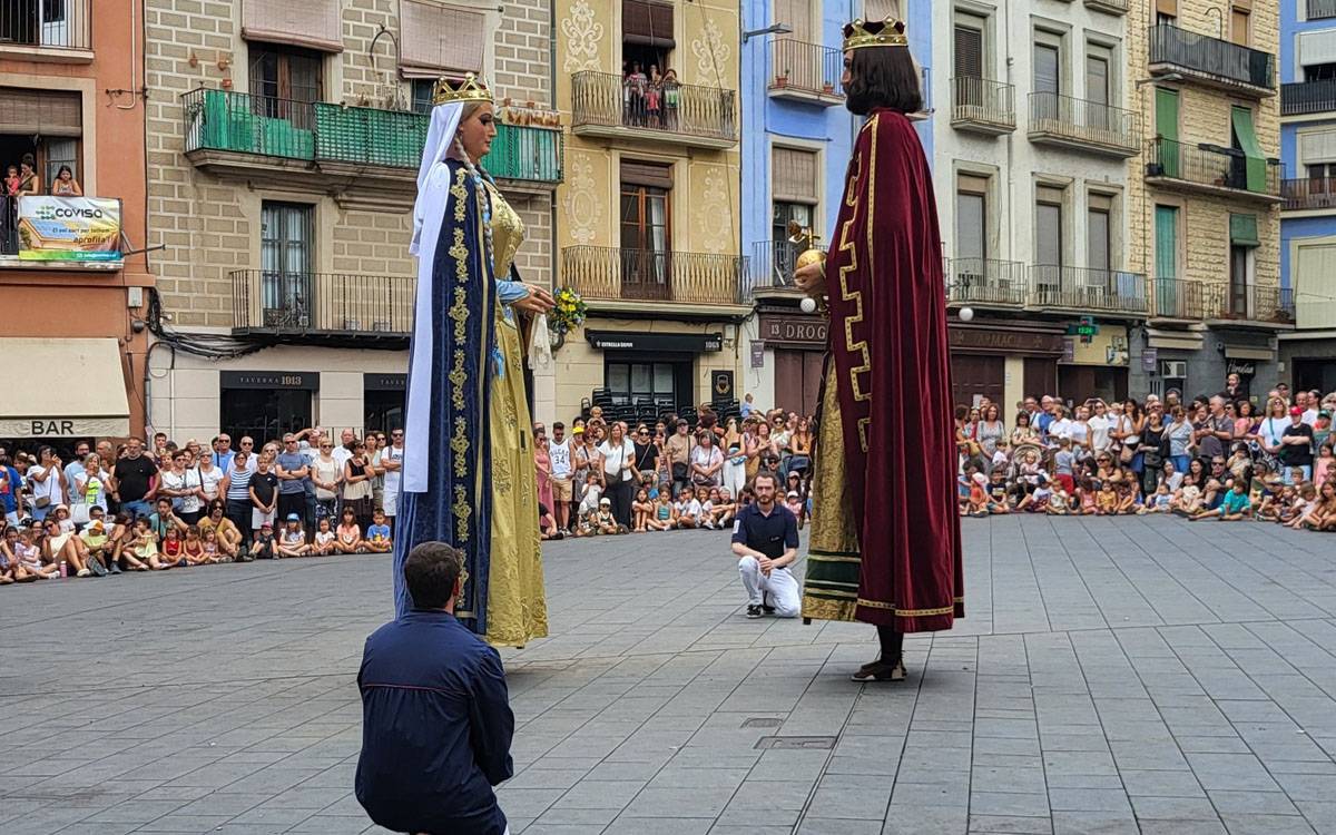 La imatgeria de Manresa torna a lluir en la tradicional ballada de Festa Major