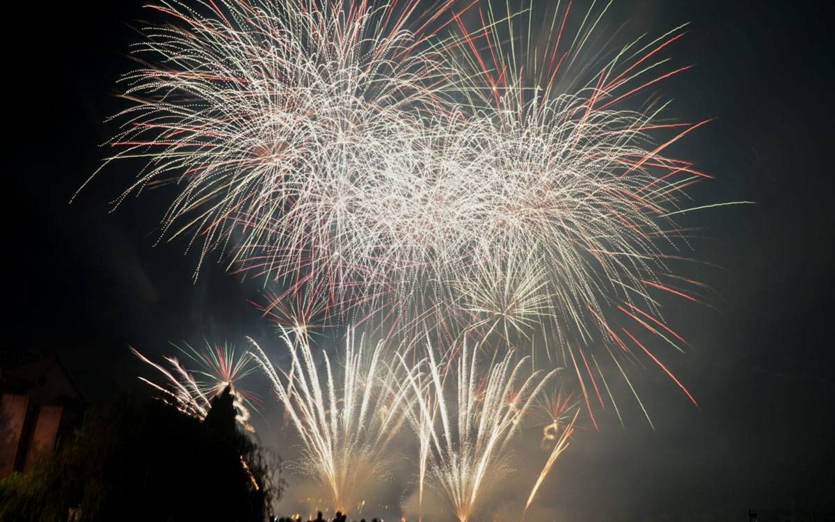 El Castell de Focs de la Festa Major il·lumina el cel amb música