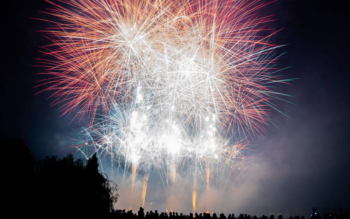 El Castell de Focs de la Festa Major il·lumina el cel amb música