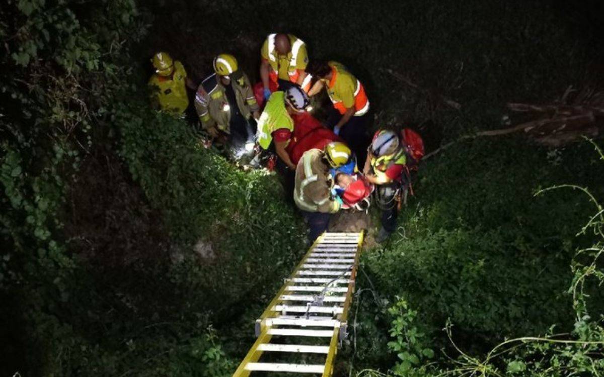 Rescat nocturn a Vila-rodona: una persona cau per un barranc de sis metres