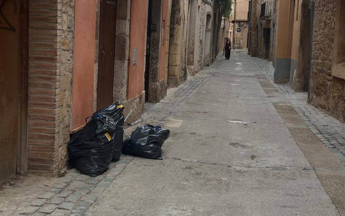 L'Ajuntament de Montblanc aplica 15 sancions per abandonament de bosses a la via pública durant l'estiu