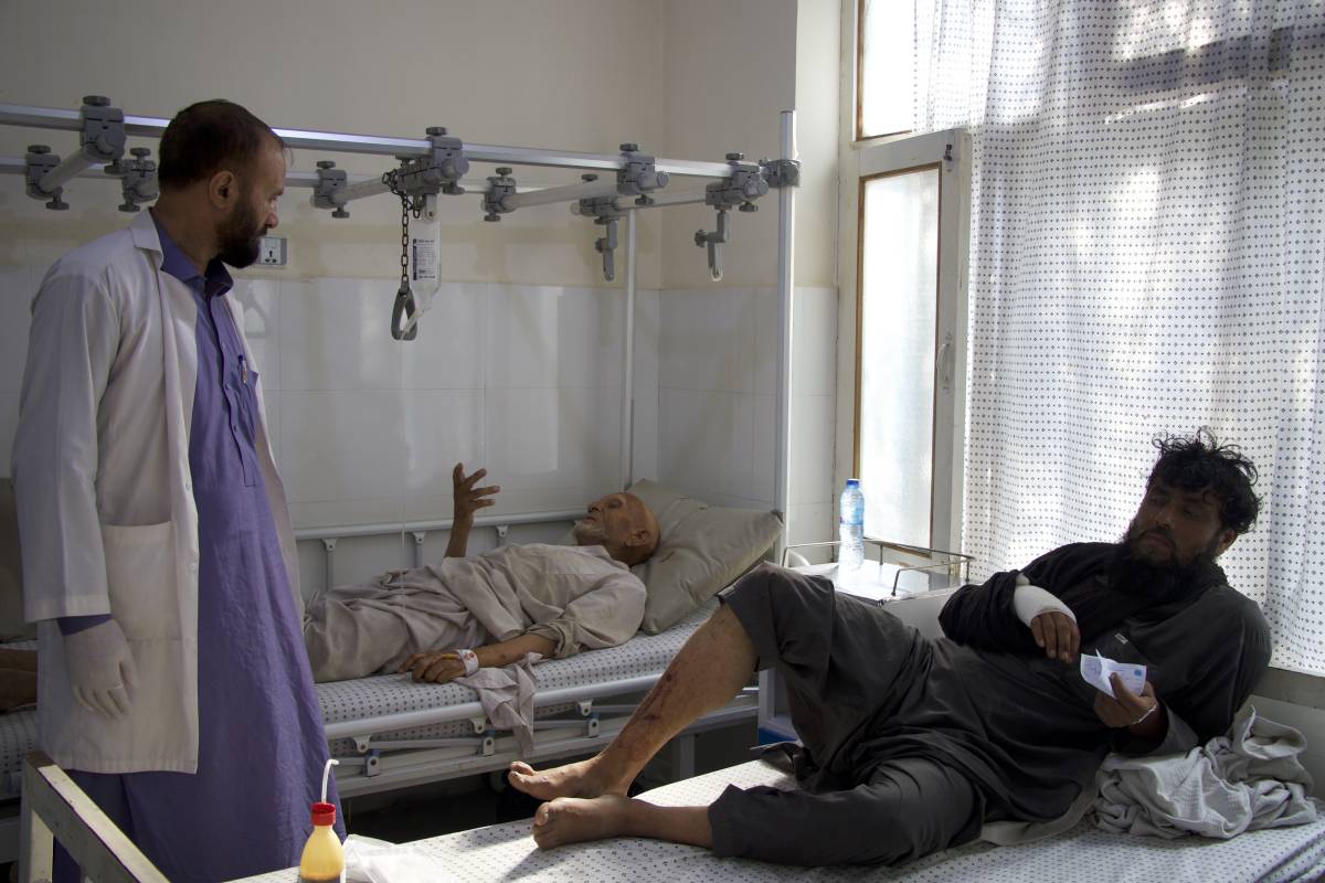 Un terratrèmol a l'Afganistan deixa almenys 800 morts i 2.500 ferits