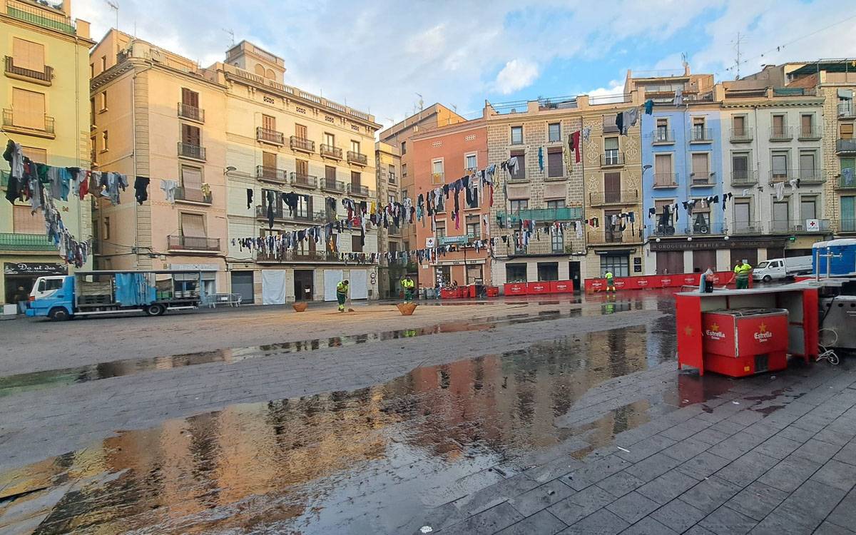 Correfoc: s'ha acabat l'estesa de roba als cables de la plaça Major