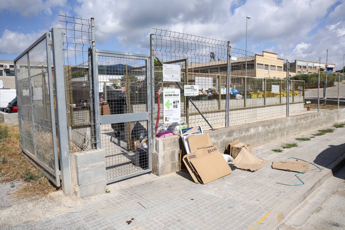 Queixes per l'abocament de residus fora de la deixalleria municipal de Sentmenat