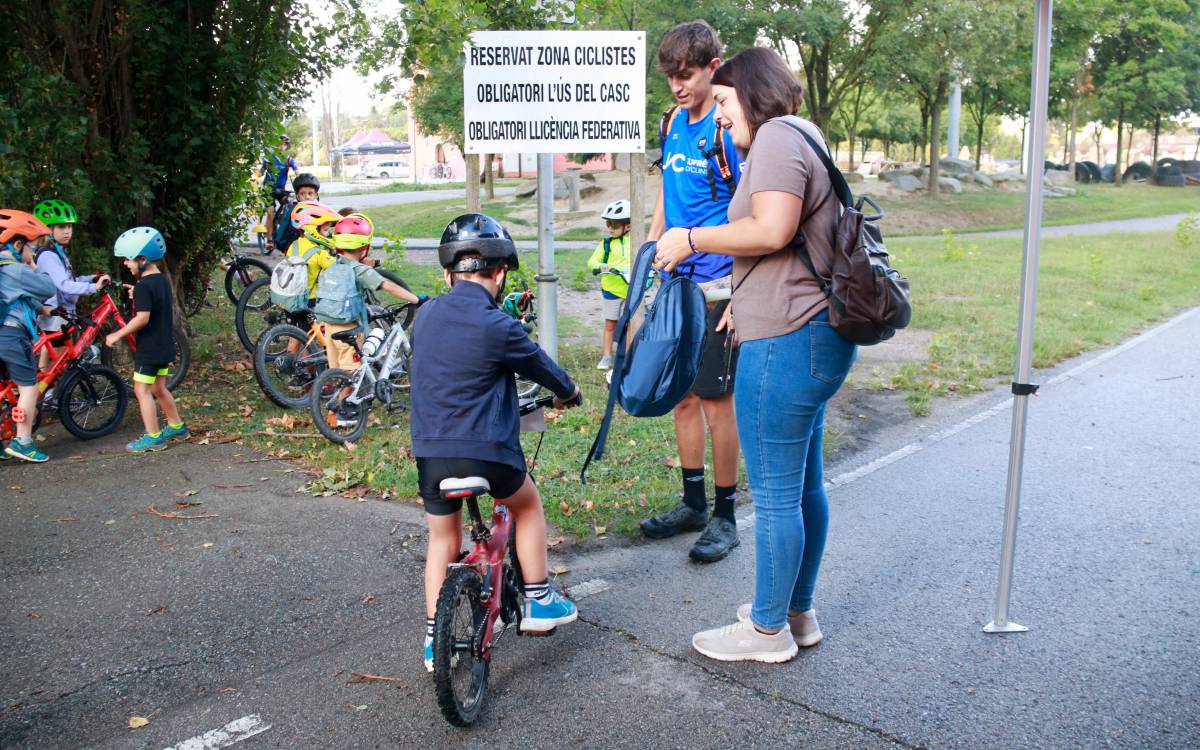 Pares i mares acompanyen els infants al casal de ciclisme d`ETB Esport de Vic. - L.Casademont Pares i mares acompanyen els infants al casal de ciclisme d`ETB Esport de Vic.