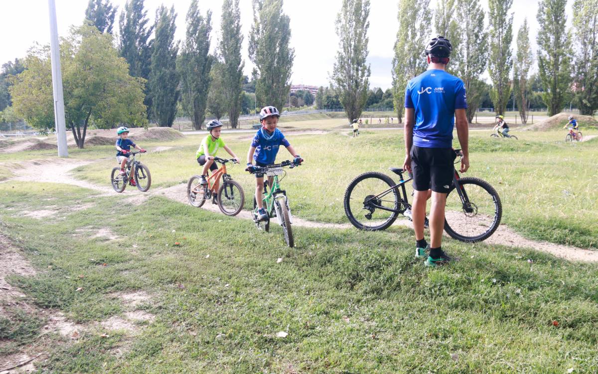 Infants fent bici al casal d`estiu de ciclisme d`ETB Esport de Vic. - L.Casademont Infants fent bici al casal d`estiu de ciclisme d`ETB Esport de Vic.