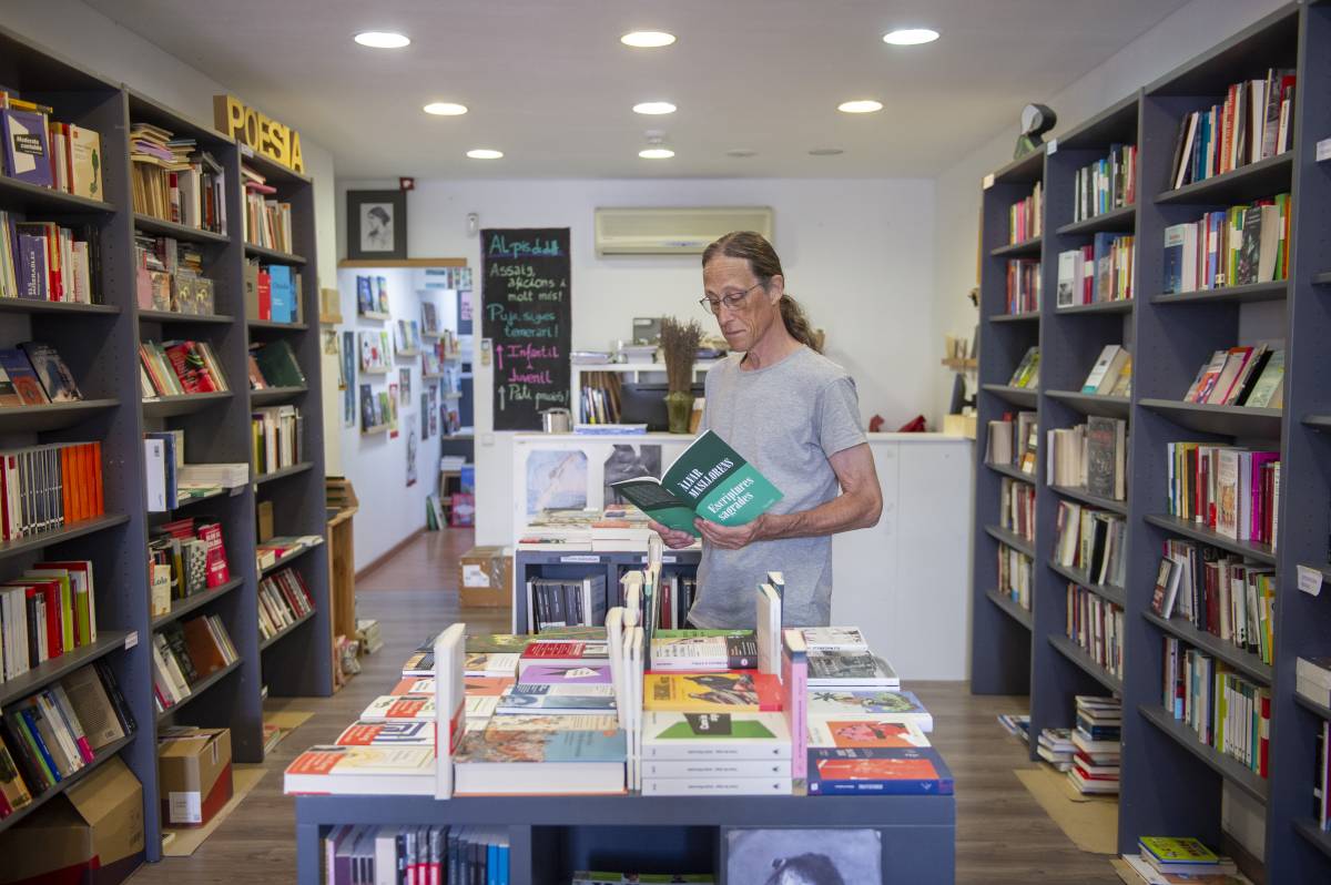 Àlvar Masllorens, a la llibreria que reneta al carrer de la Goleta - Alberto Tallón Àlvar Masllorens, a la llibreria que reneta al carrer de la Goleta