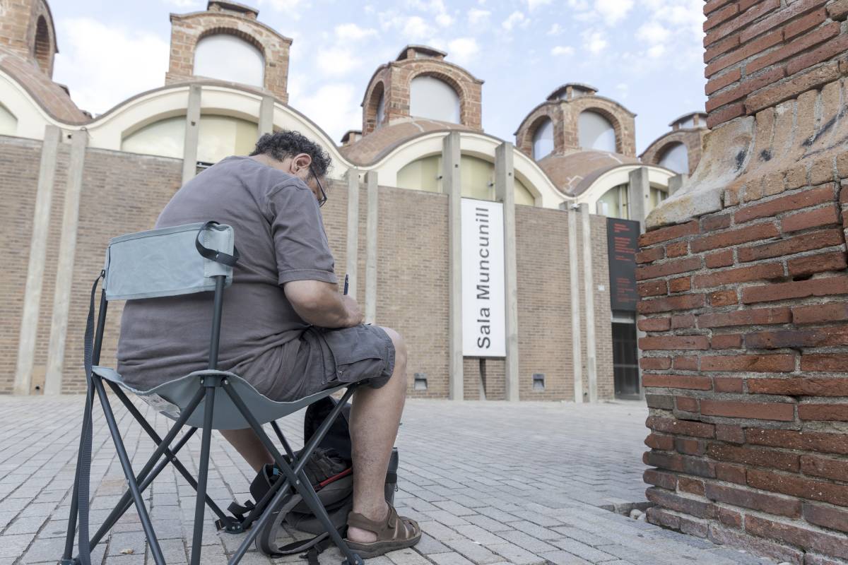 Un dibuixant urbà, a la plaça Didó de Terrassa - Lluís Clotet Un dibuixant urbà, a la plaça Didó de Terrassa