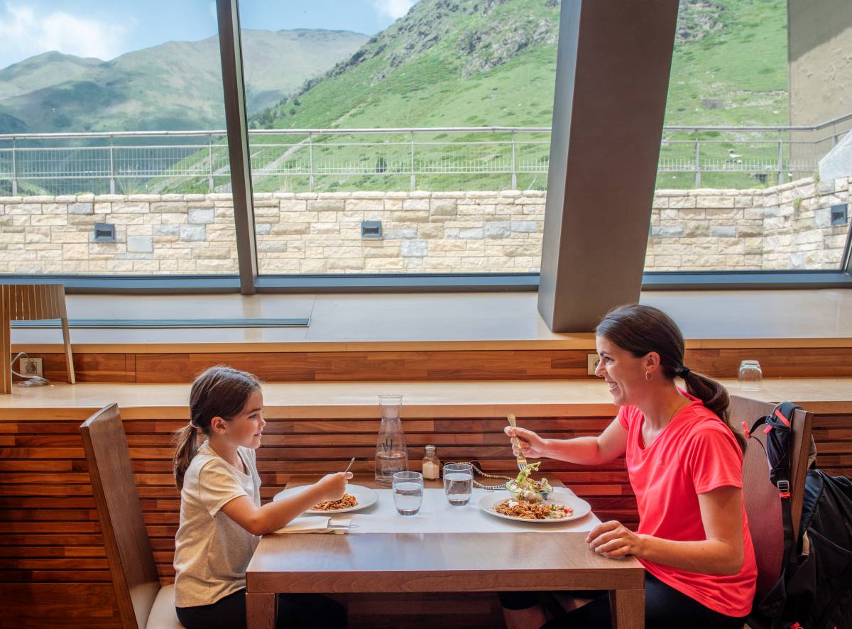 Una mare i la filla al restaurant de la Vall de Núria - Genlock Una mare i la filla al restaurant de la Vall de Núria
