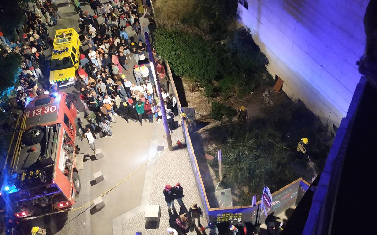 S'incendia la vegetació d'un solar del carrer Arbonés al pas del Correfoc