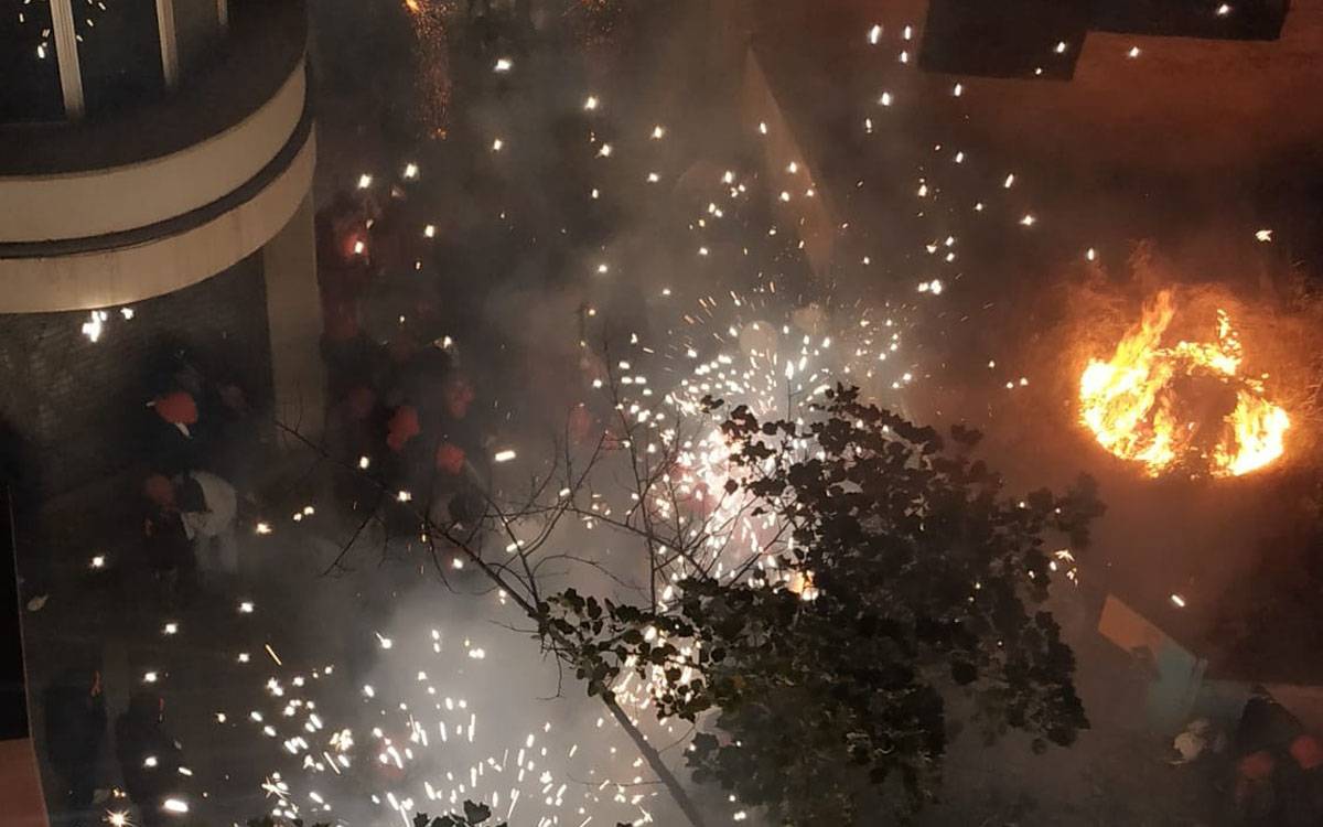 Inici de l`incendi al pas del Correfoc - Laura Nistal Inici de l`incendi al pas del Correfoc