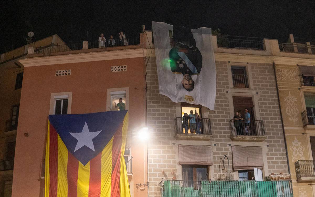 Al final del Correfoc s`ha desplegat una pancarta amb Felip VI cap per avall - Hasmukh Kerai Al final del Correfoc s`ha desplegat una pancarta amb Felip VI cap per avall