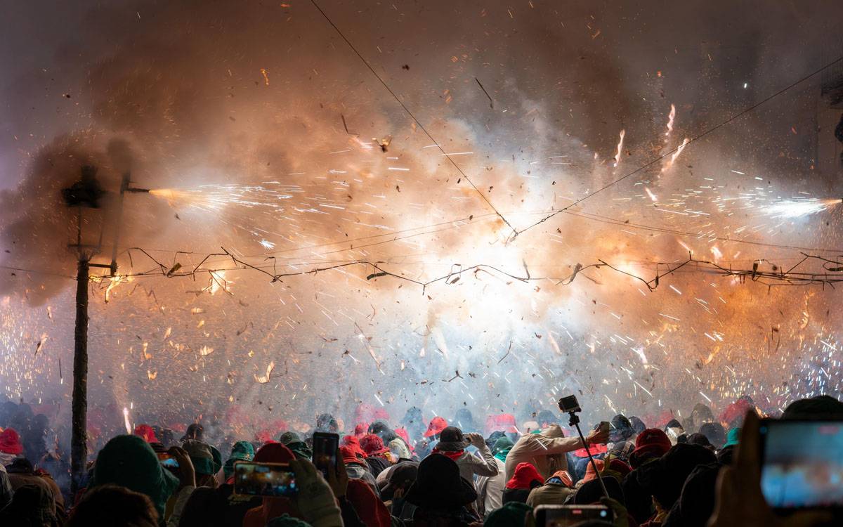 El Correfoc estrena traques perimetrals, focs aeris i sifons d'espurnes a la plaça Major