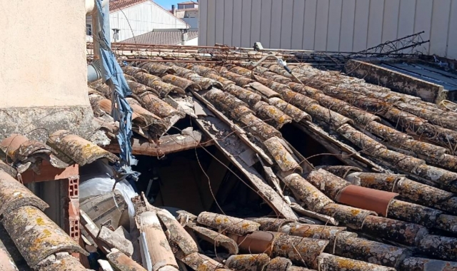 S'esfondra part de la coberta d'un edifici a Figueres i desallotgen cinc veïns per precaució