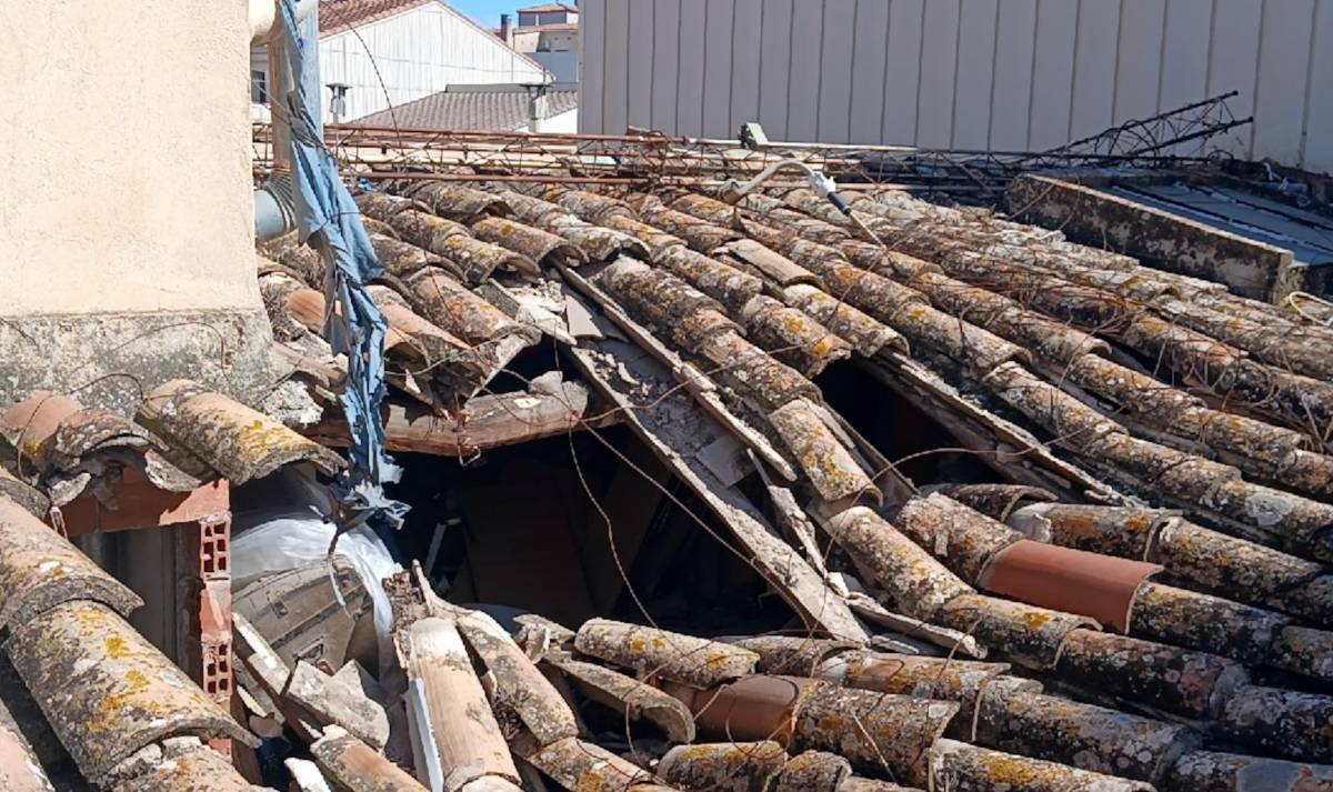 S'esfondra part de la coberta d'un edifici a Figueres i desallotgen cinc veïns per precaució