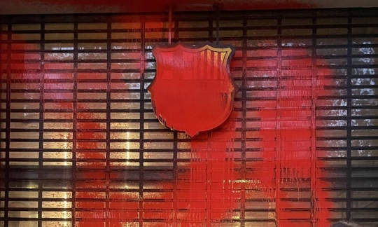 Atac vandàlic contra la botiga del Barça pels patrocinis del club amb el Congo i Spotify