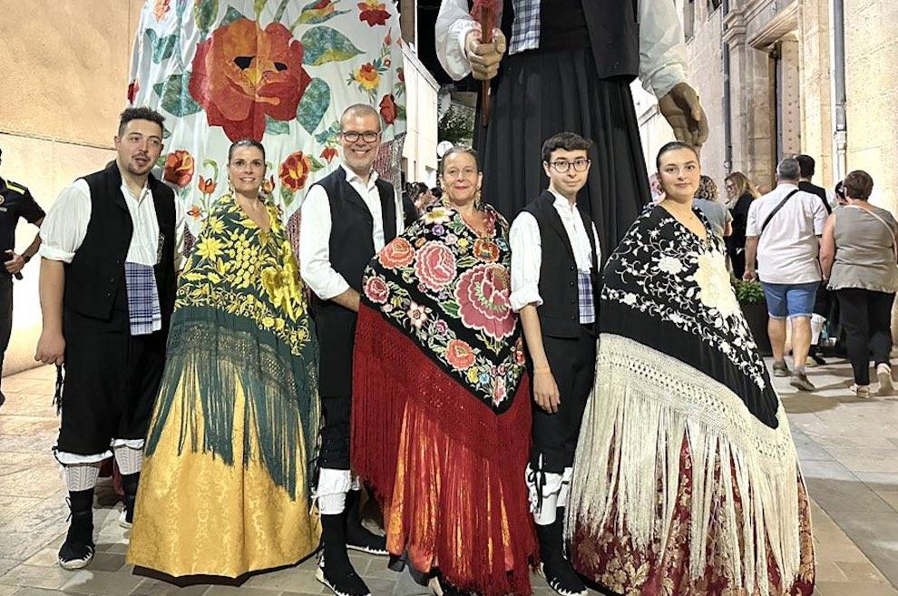 La traça dels portaveus parlamentaris de Junts ballant la jota a Ulldecona