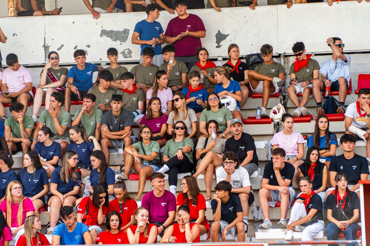 L'element únic de les festes de la Cinta de Tortosa: un circuit de penyes que mou un miler i mig de joves