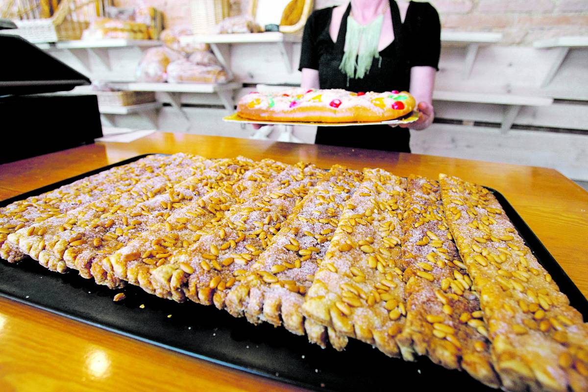 La coca de llardons, que s’associa amb carnestoltes, també té la seva implantació per Sant Joan - Nebridi Aróztegui La coca de llardons, que s’associa amb carnestoltes, també té la seva implantació per Sant Joan
