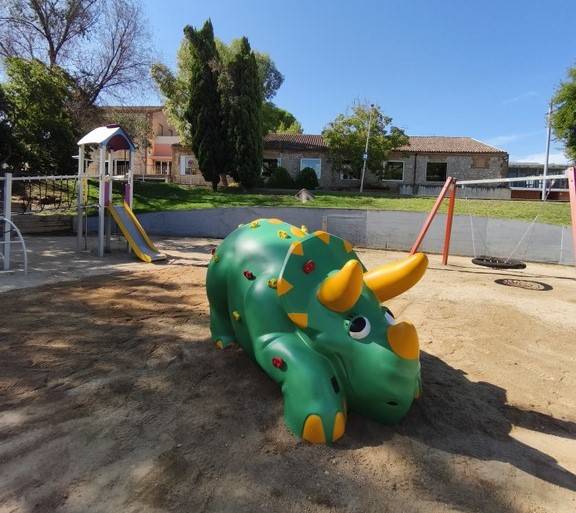 Un nou dinosaure-rocòdrom torna a presidir la plaça de les Travesses de Viladecavalls