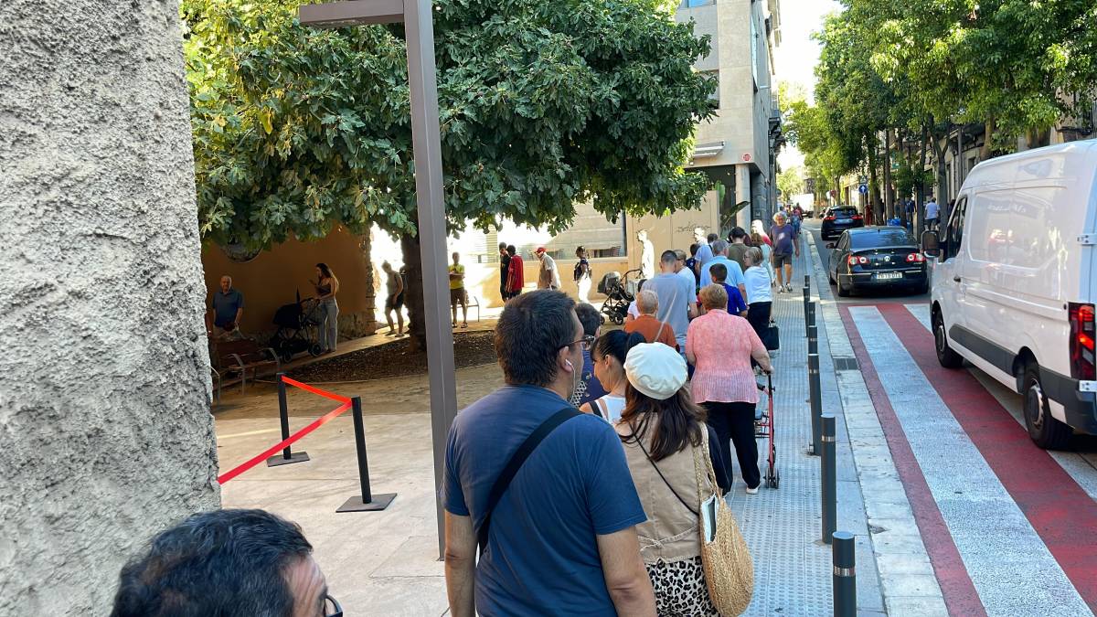 FOTOS | Llargues cues per recollir els mocadors de la Festa Major de Sabadell