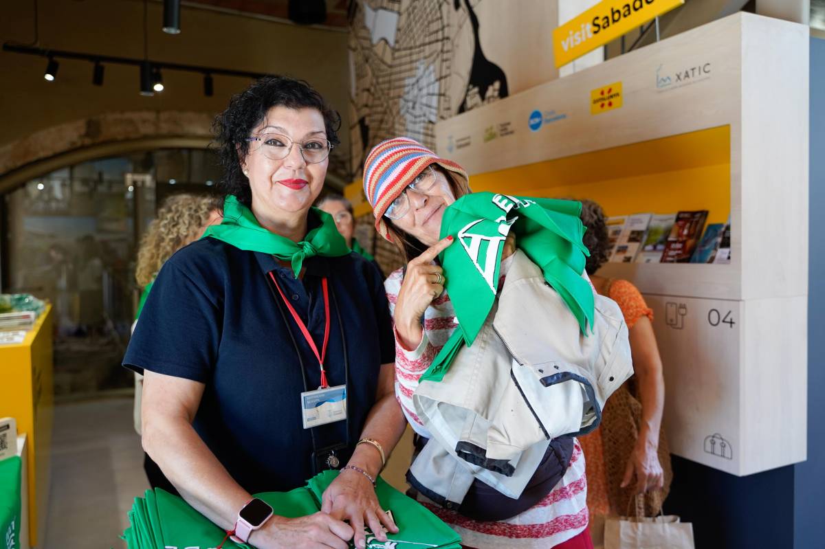 Els sabadellencs ja recullen els seus mocadors - David Chao Els sabadellencs ja recullen els seus mocadors