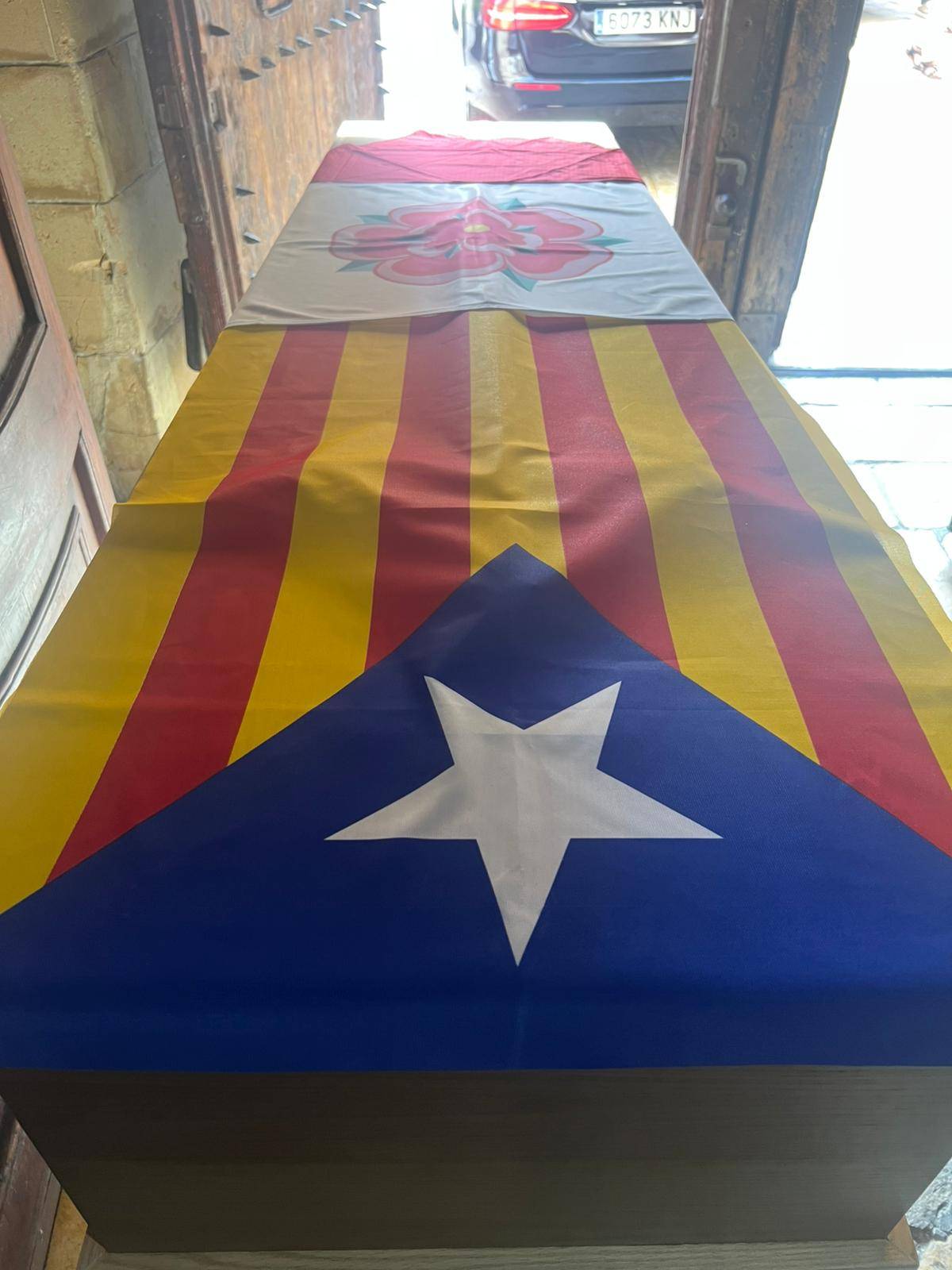 El taüt amb les despulles de Víctor Terradellas cobert amb una estelada, la bandera de Reus i el mocador de la Joves de Valls, símbols de les tres lleialtats públiques del patriota desaparegut - Carod-Rovira El taüt amb les despulles de Víctor Terradellas cobert amb una estelada, la bandera de Reus i el mocador de la Joves de Valls, símbols de les tres lleialtats públiques del patriota desaparegut