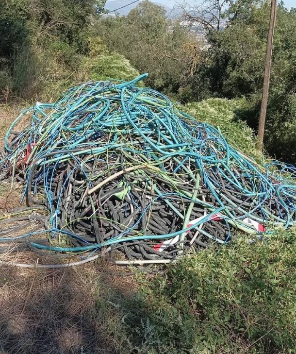 Busquen els autors d'un abocament de residus de grans dimensions de fundes de cable