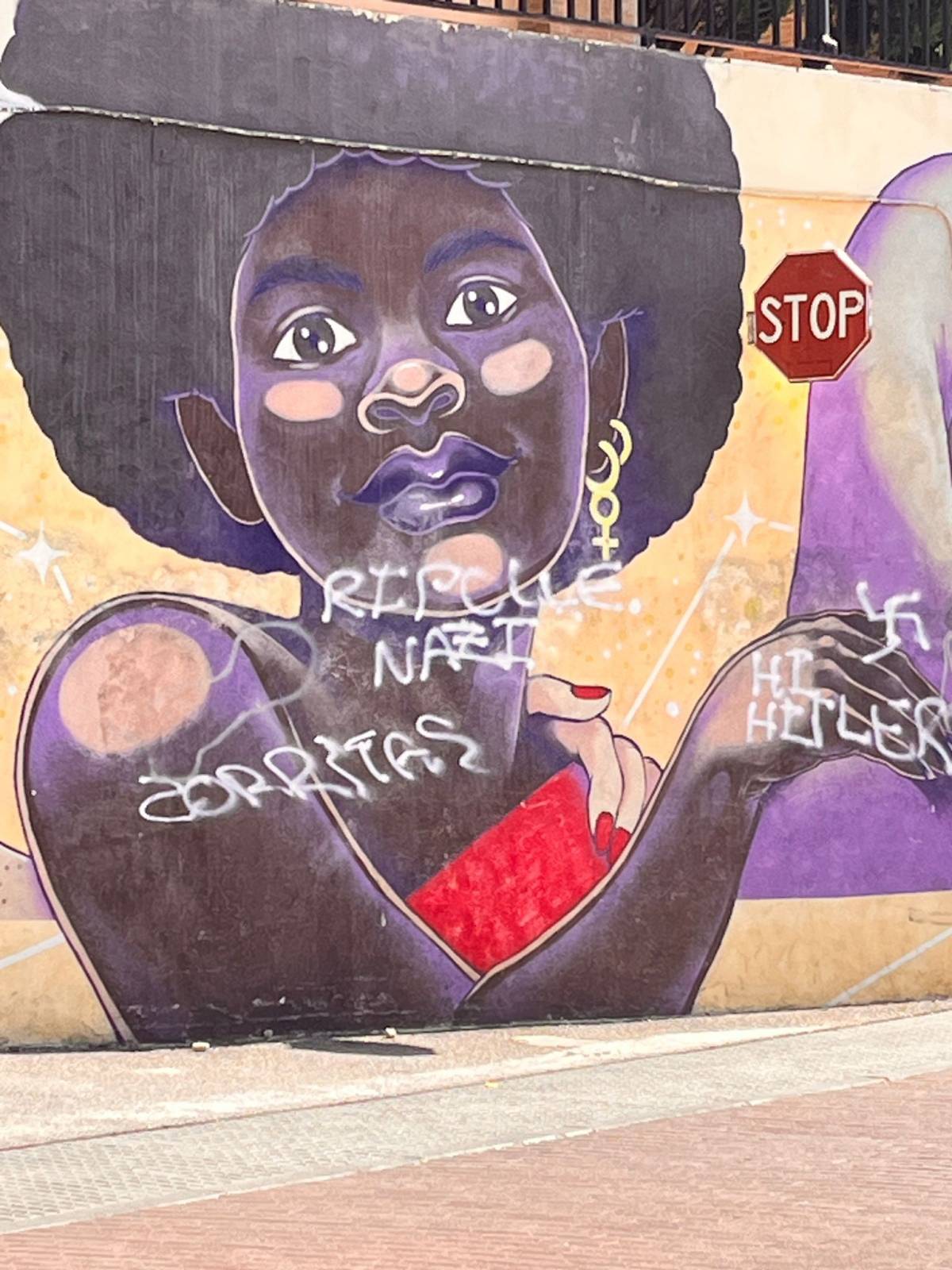 Vandalitzen el mural feminista de Ripollet amb pintades feixistes i insults