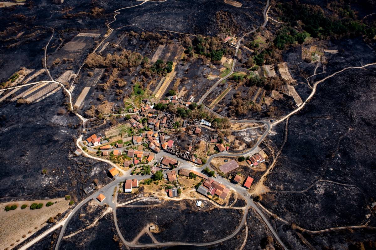  Les flames van envoltar el poble gallec d'A Caridade - Pedro Armestre / Greenpeace