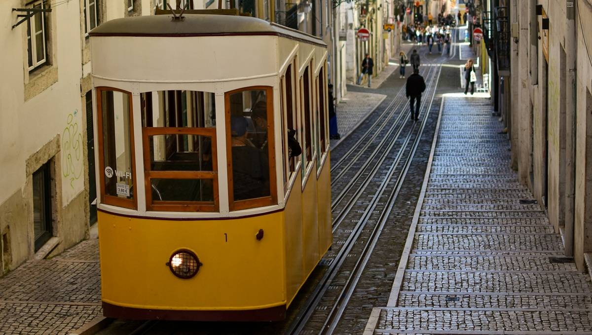Un funicular de Lisboa descarrila i deixa almenys tres morts i vint ferits