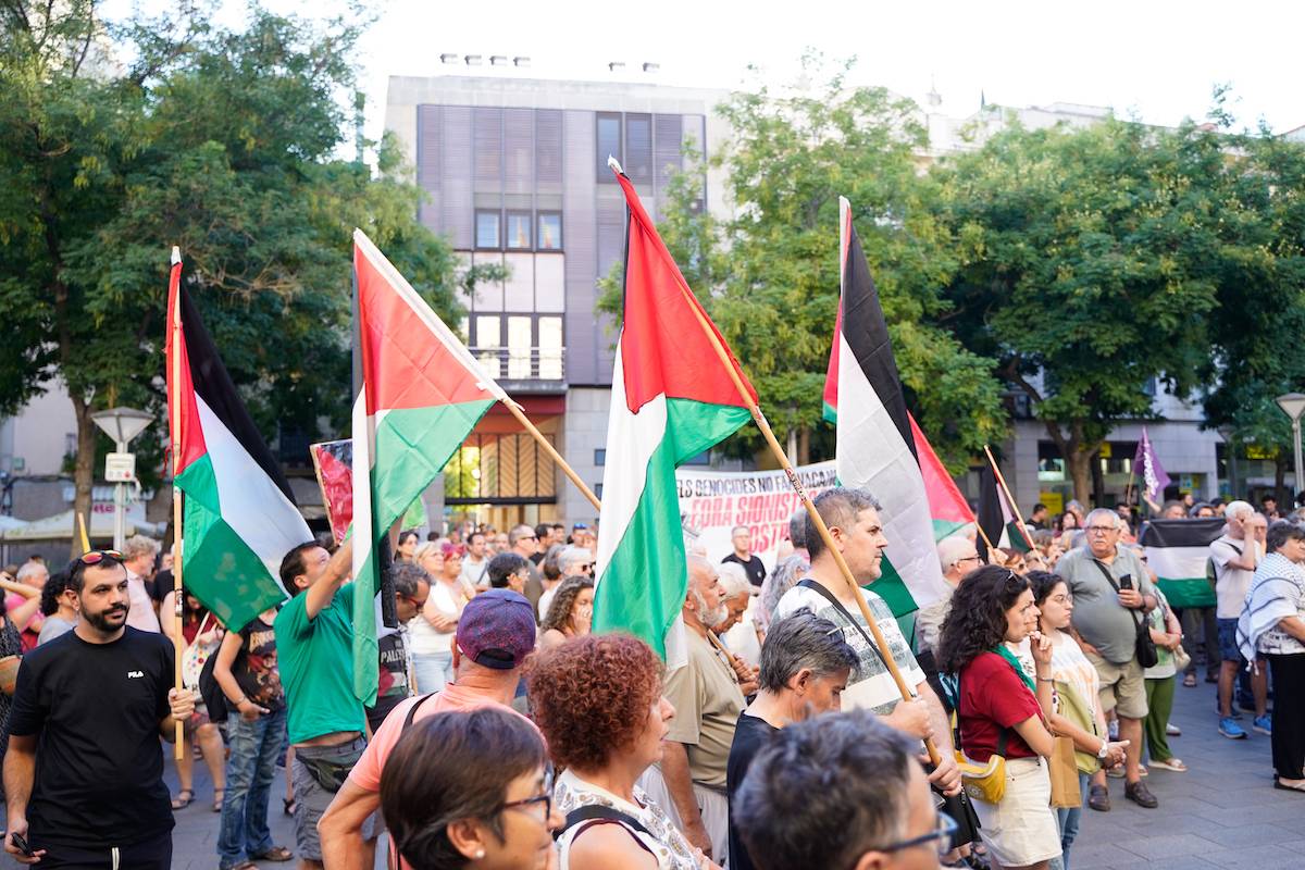 FOTOS | Centenars de persones es concentren a favor de Palestina a Sabadell