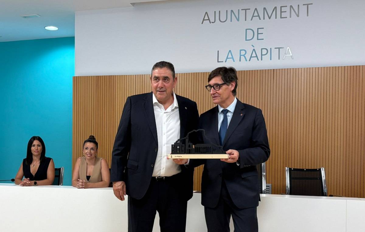 L'alcalde de la Ràpita trasllada a Illa un projecte d'«aqüicultura fotovoltaica» a la badia dels Alfacs